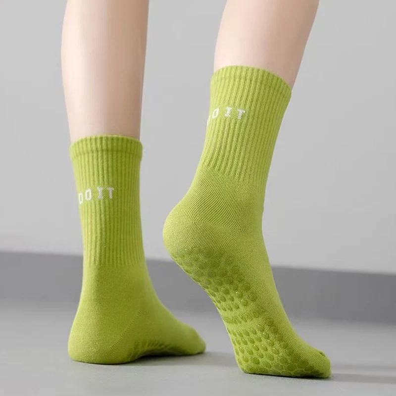 Olivenorma Mid Tube Elastische Stricksocken mit vollständiger Abdeckung, rutschfester Silikon-Balanceunterstützung, vielseitige Sport- und Yoga-Socken für Damen