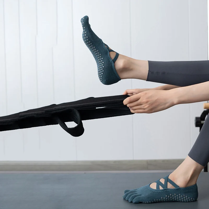 Olivenorma Zehensocken mit Silikonnoppen, rutschfest, stoßdämpfend, eng anliegend, für alle Indoor-Aktivitäten, Yoga-Socken für Damen