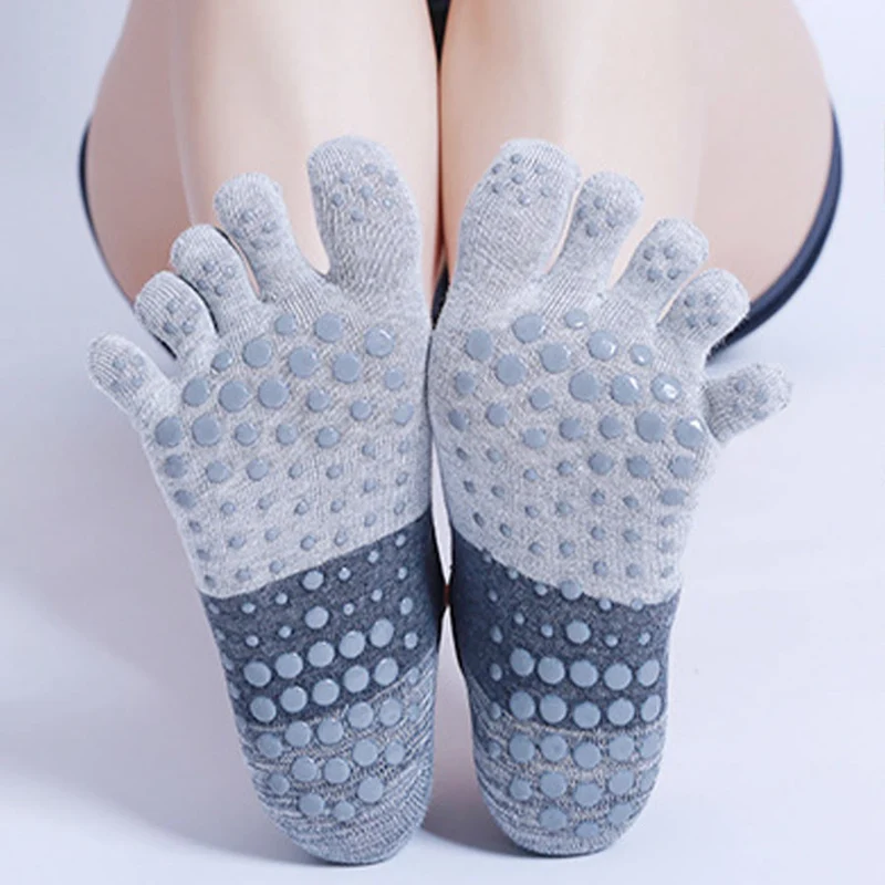Olivenorma Premium Strick-Fünf-Finger-Socken mit rutschfester Silikonsohle für Balanceunterstützung, atmungsaktiv und flexibel – ideal für Indoor-Sport, Workout und Yoga.