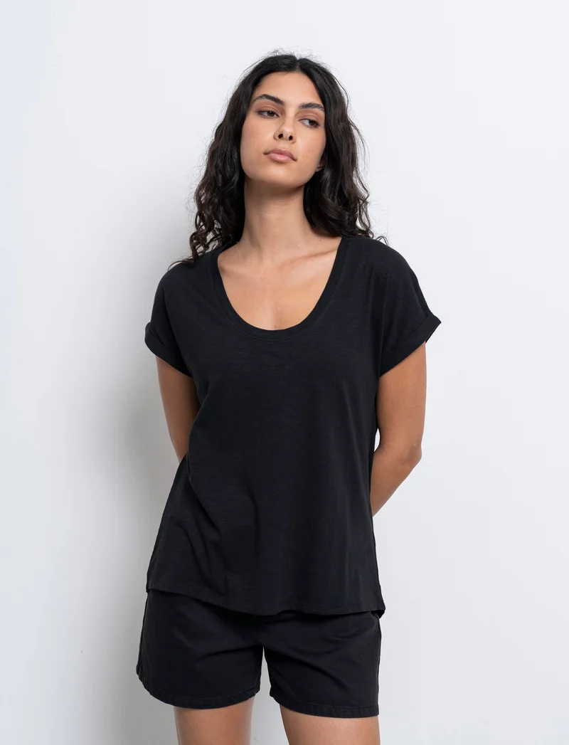 T-shirt con risvolto sulle maniche da donna - Nero
