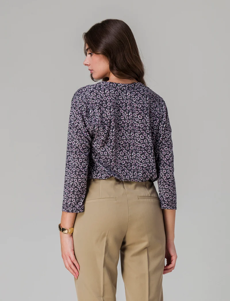T-shirt con collo alla coreana da donna - var 1