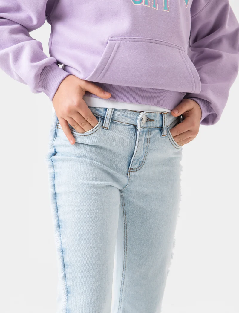 Jeans modello flare con fondo sfrangiato da bambina - Denim