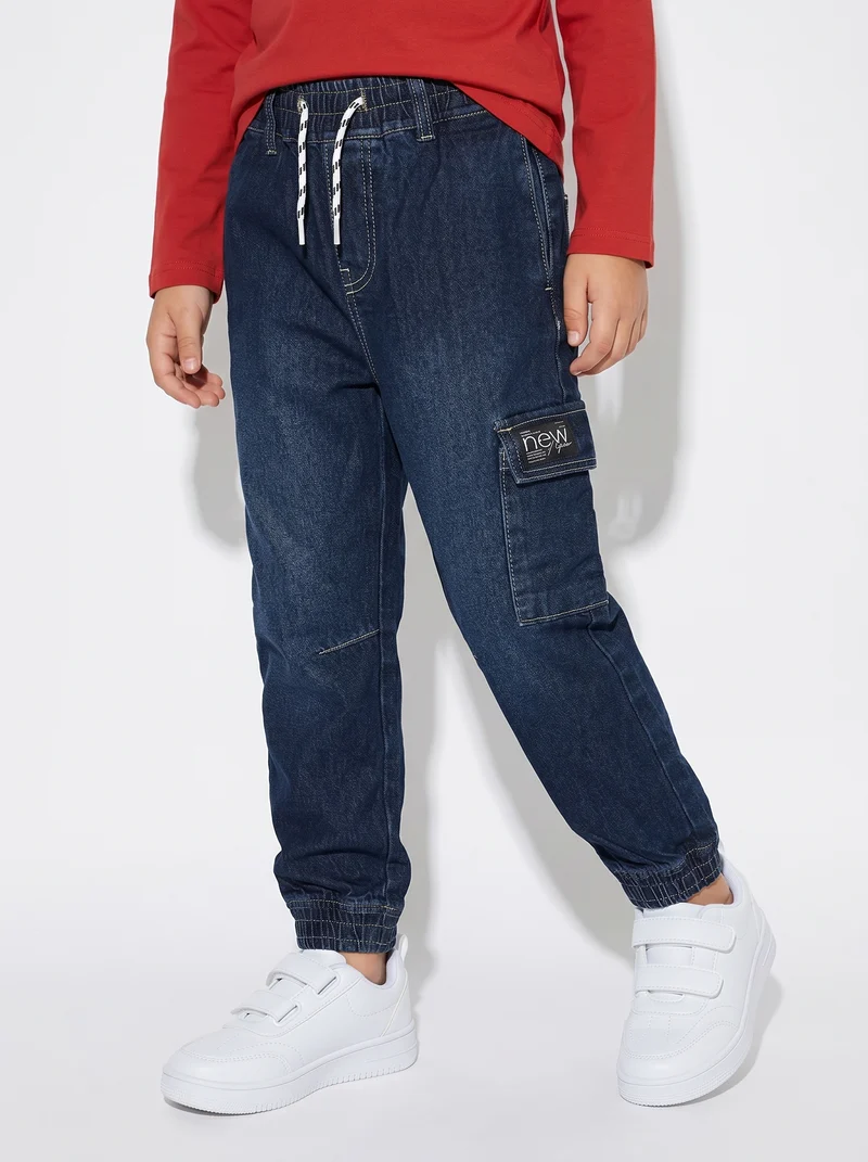Jogging in denim con tasca laterale - DENIM SCURO