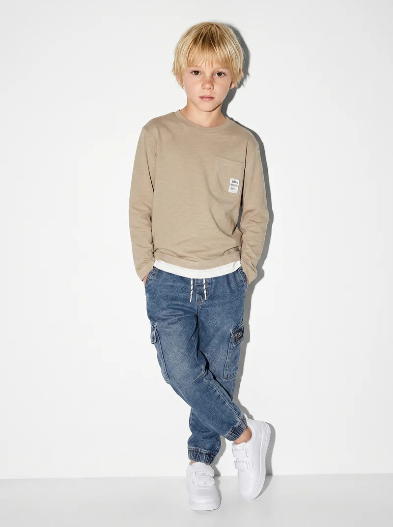 T-shirt con taschino e patch colorato - Beige