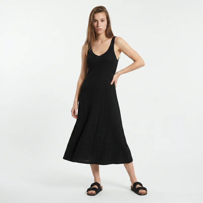 Vestito lungo smanicato con scollo a V - Nero