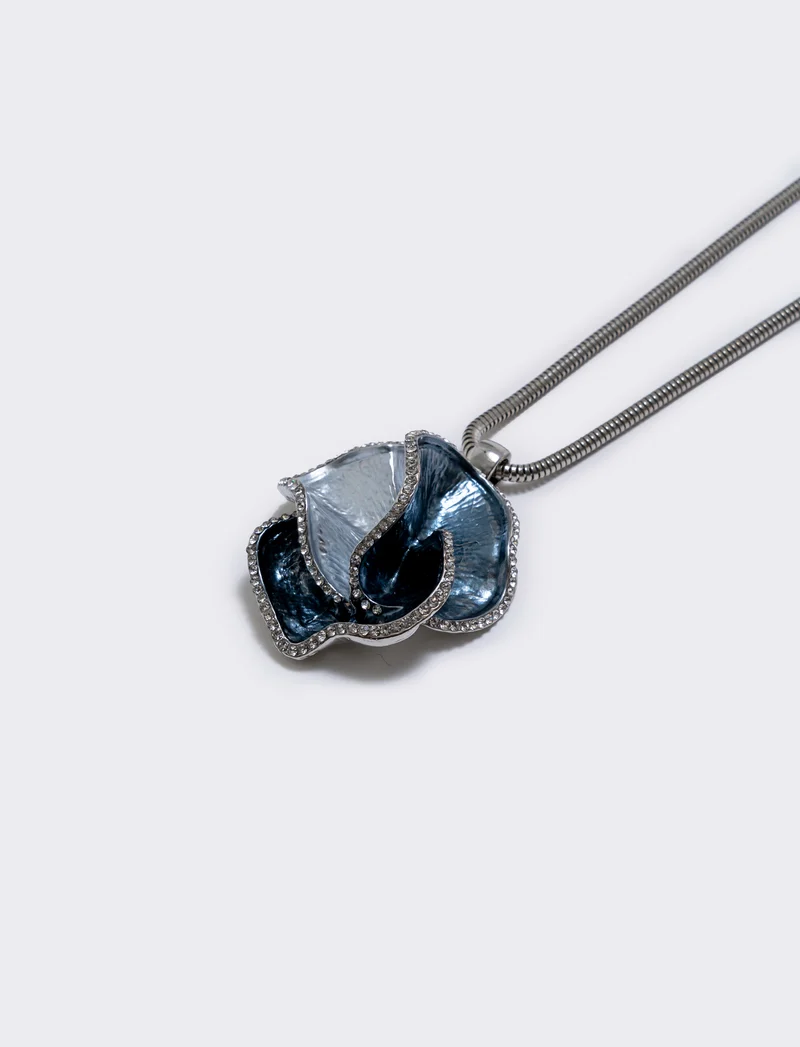 Collana lunga con fiore sfumato elegante - Argento