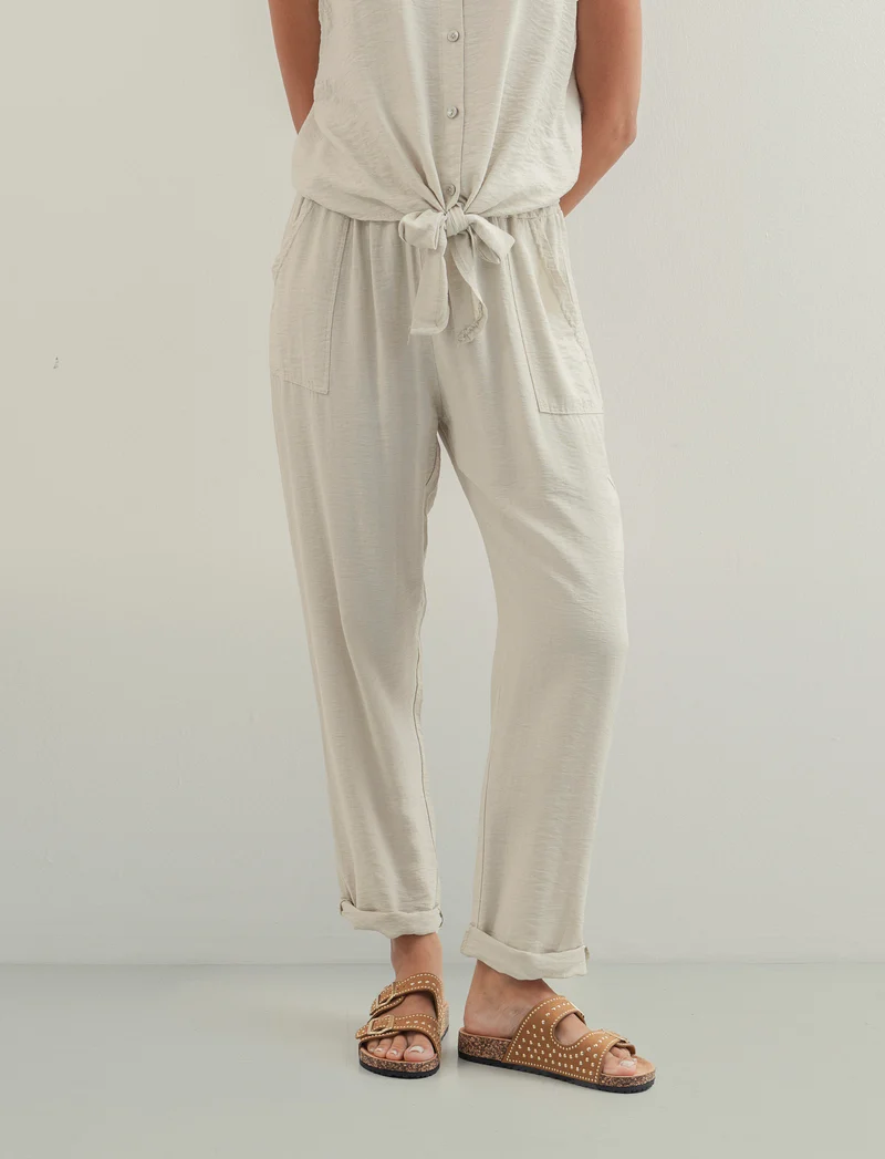 Pantalone con tasche a toppe ed elastico in vita - Sabbia