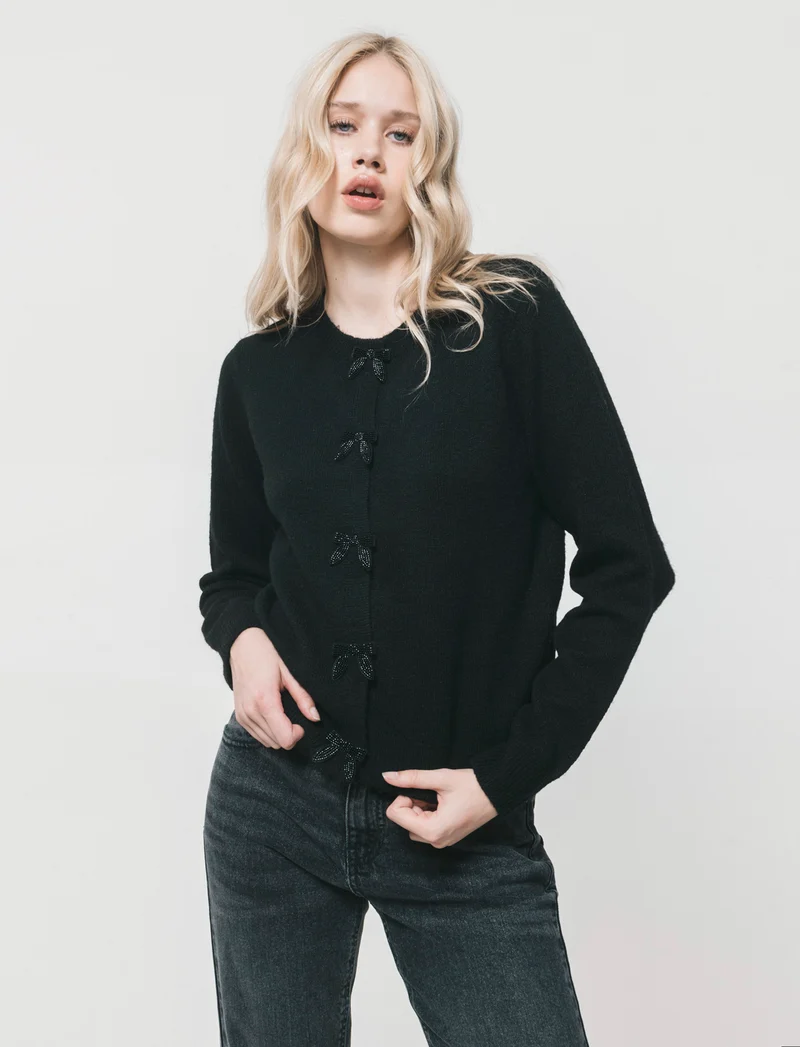 Cardigan Manica Lunga con Fiori e Bottoni - Nero