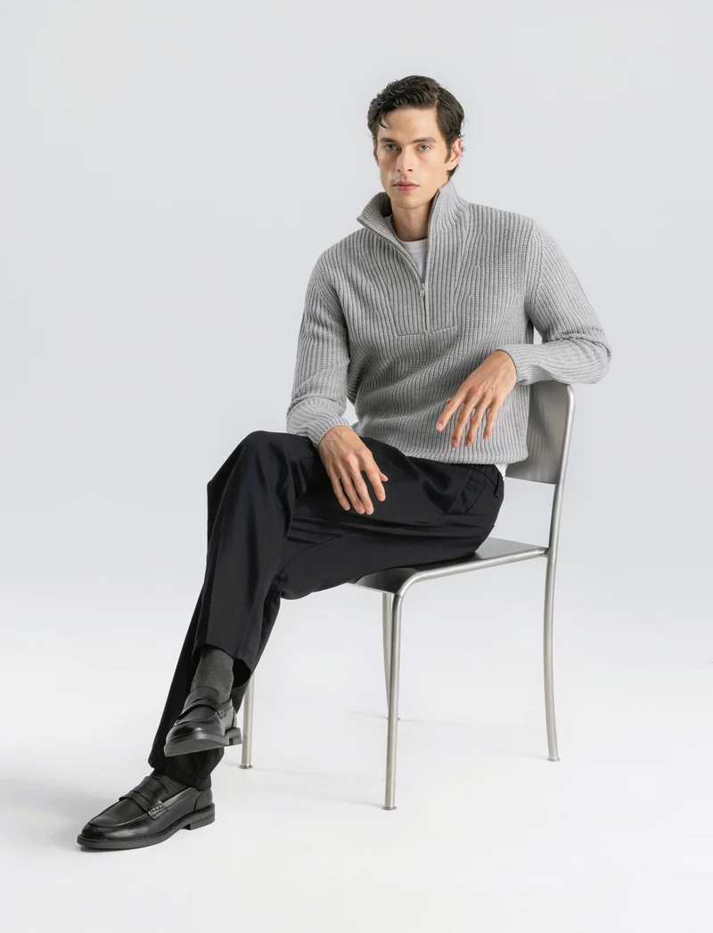 MAGLIA CON COLLO A CERNIERA E TEXTURE - Grigio mel.