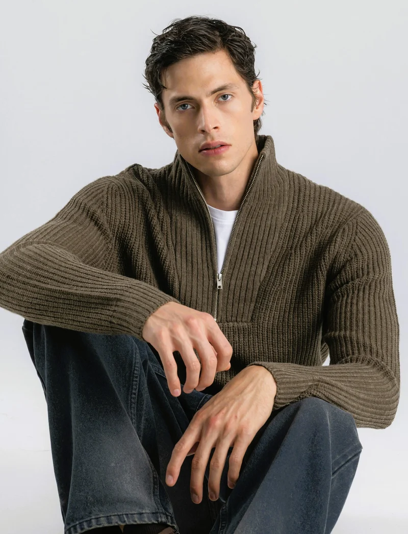 MAGLIA CON COLLO A CERNIERA E TEXTURE - Grigio fango