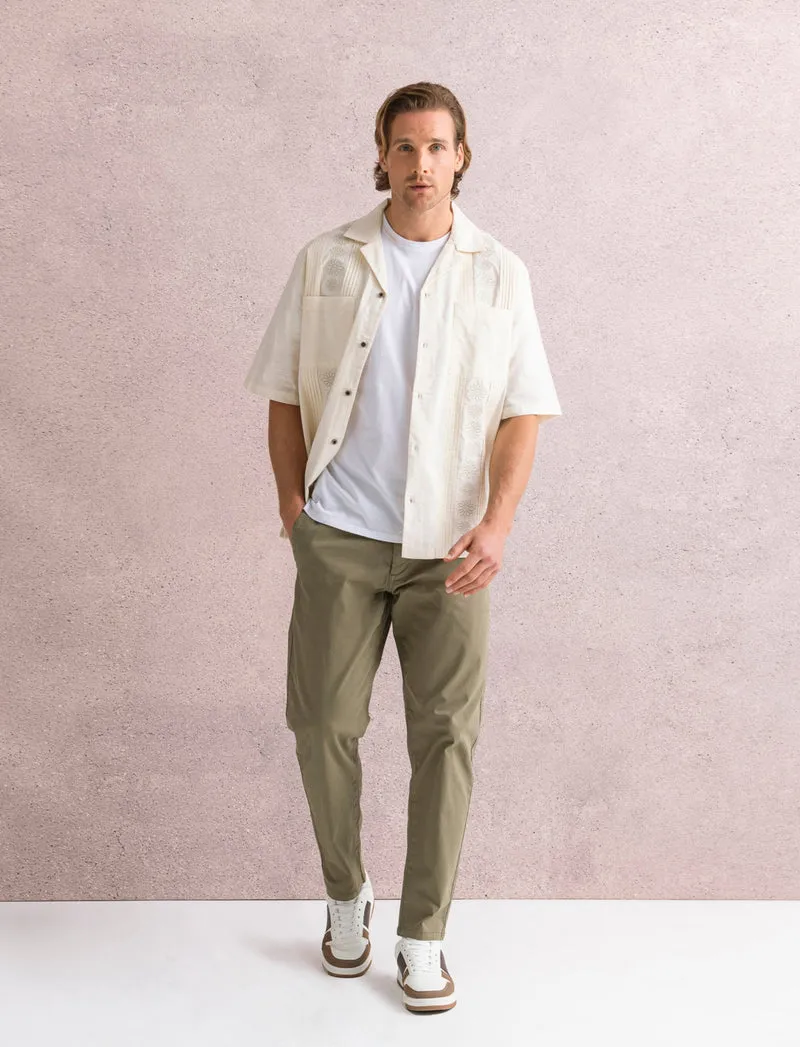Camicia con ricami e doppio taschino da uomo - Beige ecru