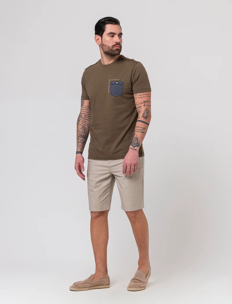 T-shirt con ricamo e taschino da uomo - Verde kaki