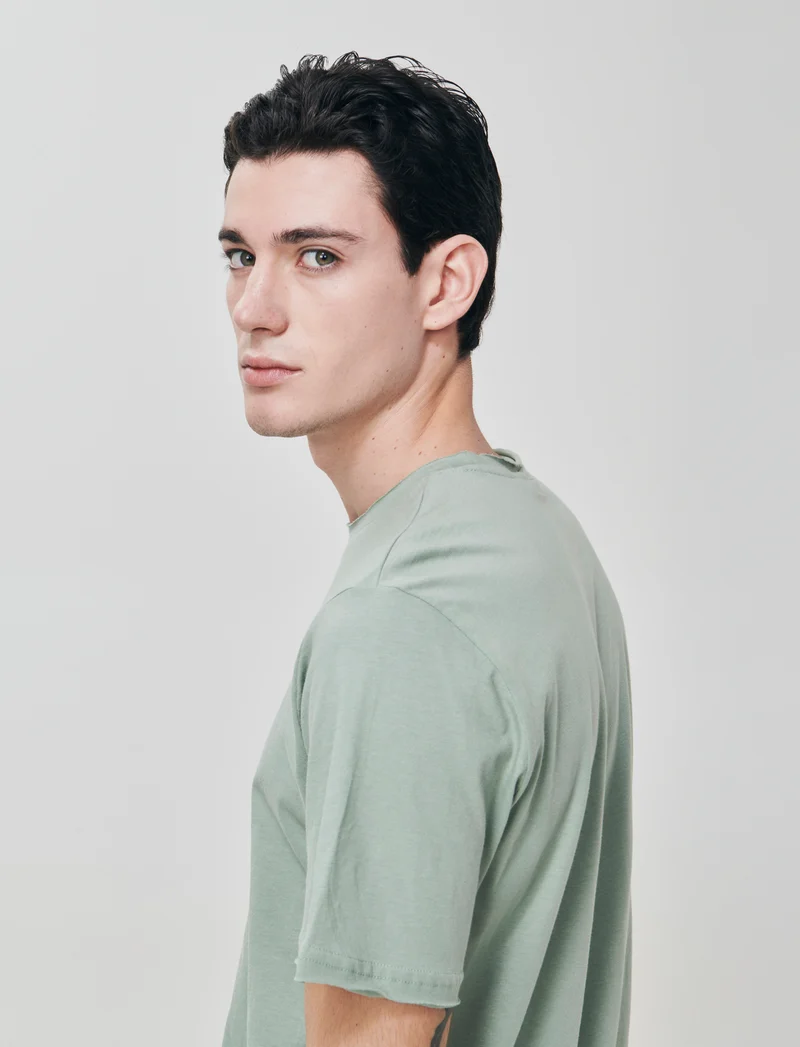 T-shirt Orli taglio vivo regular fit - Verde salvia