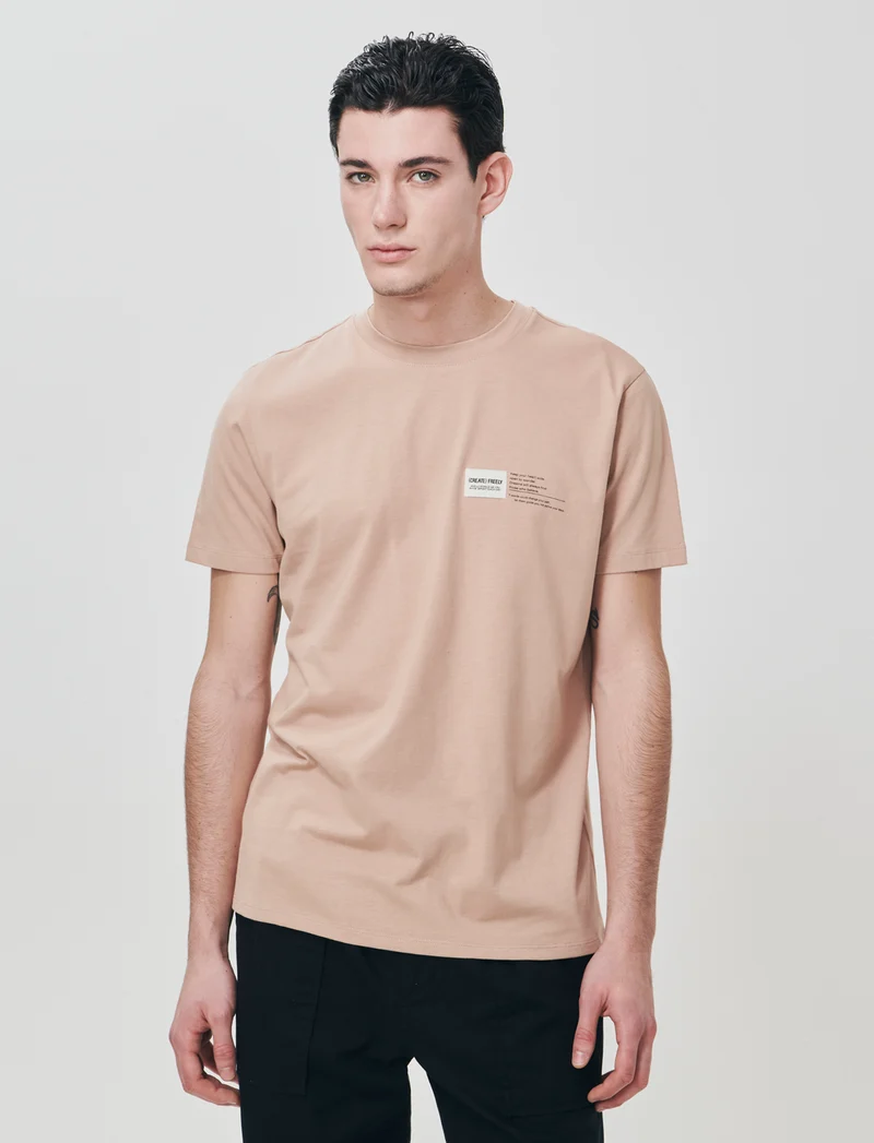 T-shirt cotone premium con patch e stampa - Cipria