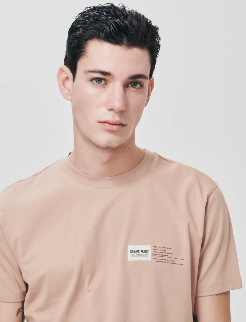 T-shirt cotone premium con patch e stampa - Cipria