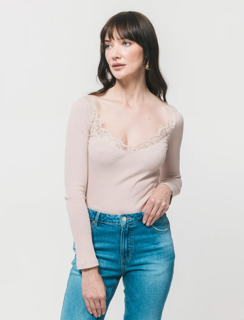T-shirt con pizzo e scollo a V lungo - Rosa chiaro