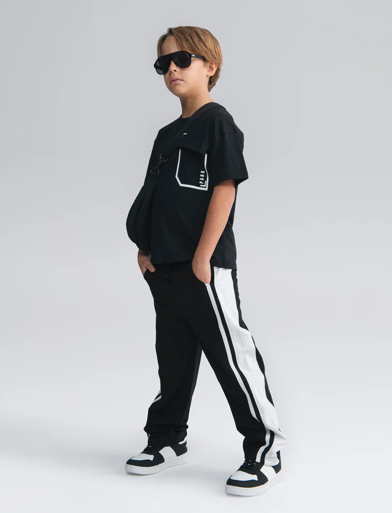 T-shirt in cotone con tasca e stampa - Nero