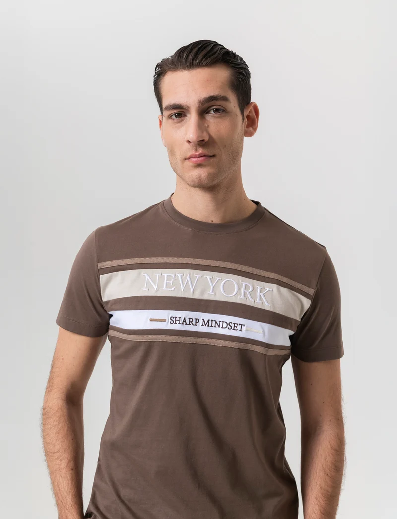 T-shirt con ricamo da uomo - Grigio fango