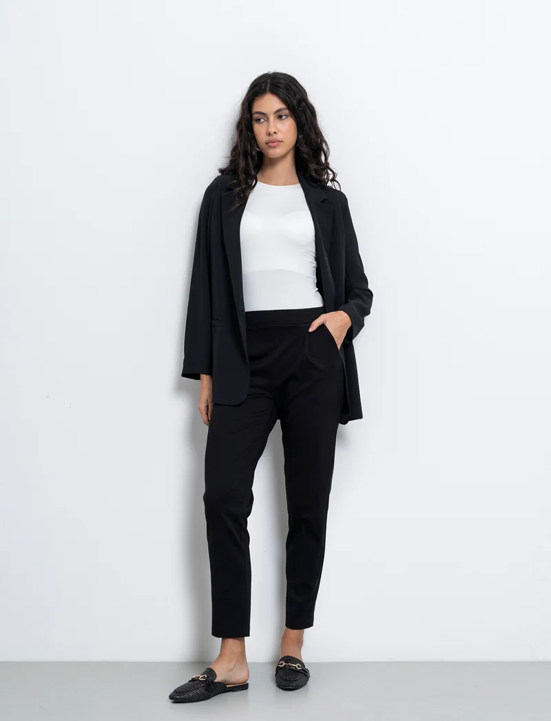 Pantalone elegante con taglio dritto, pieghe frontali e fascia elastica in vita. - Nero
