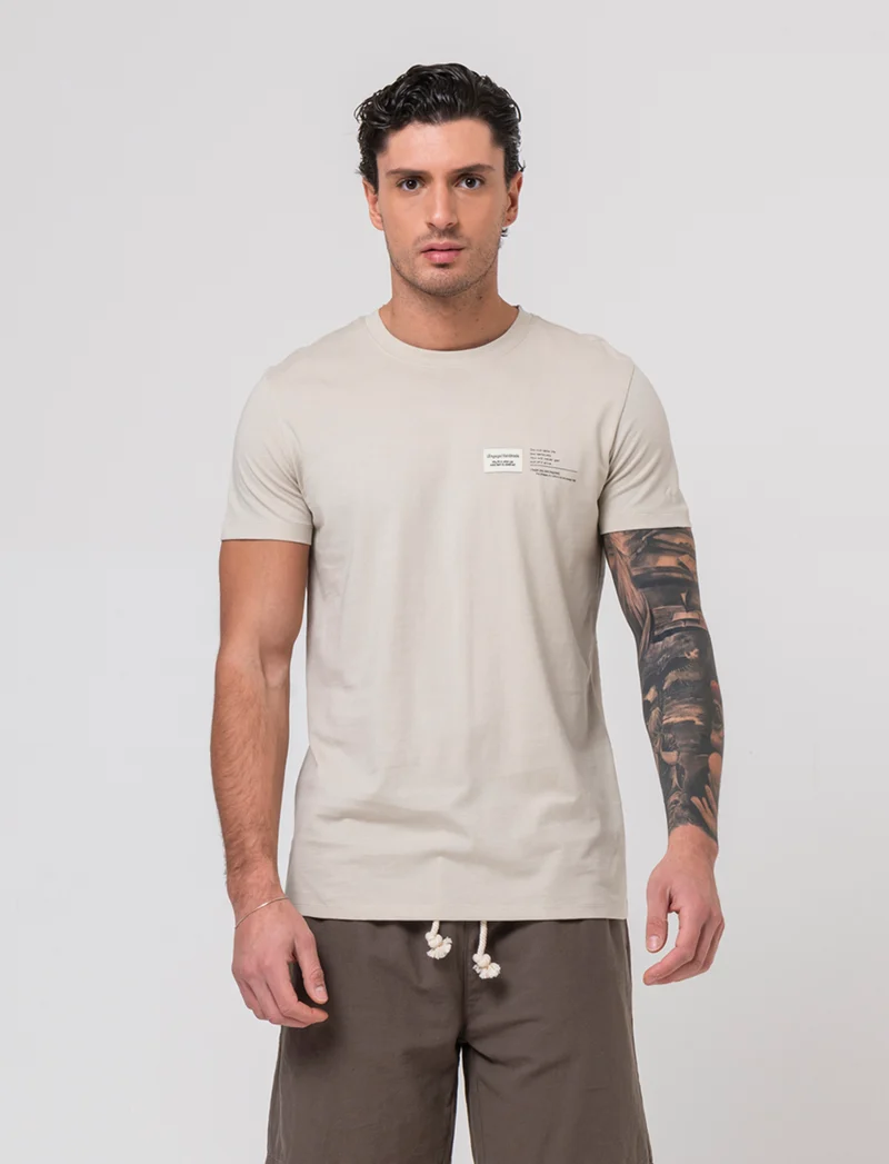 T-shirt in cotone premium con patch e stampina da uomo - Grigio ghiaccio