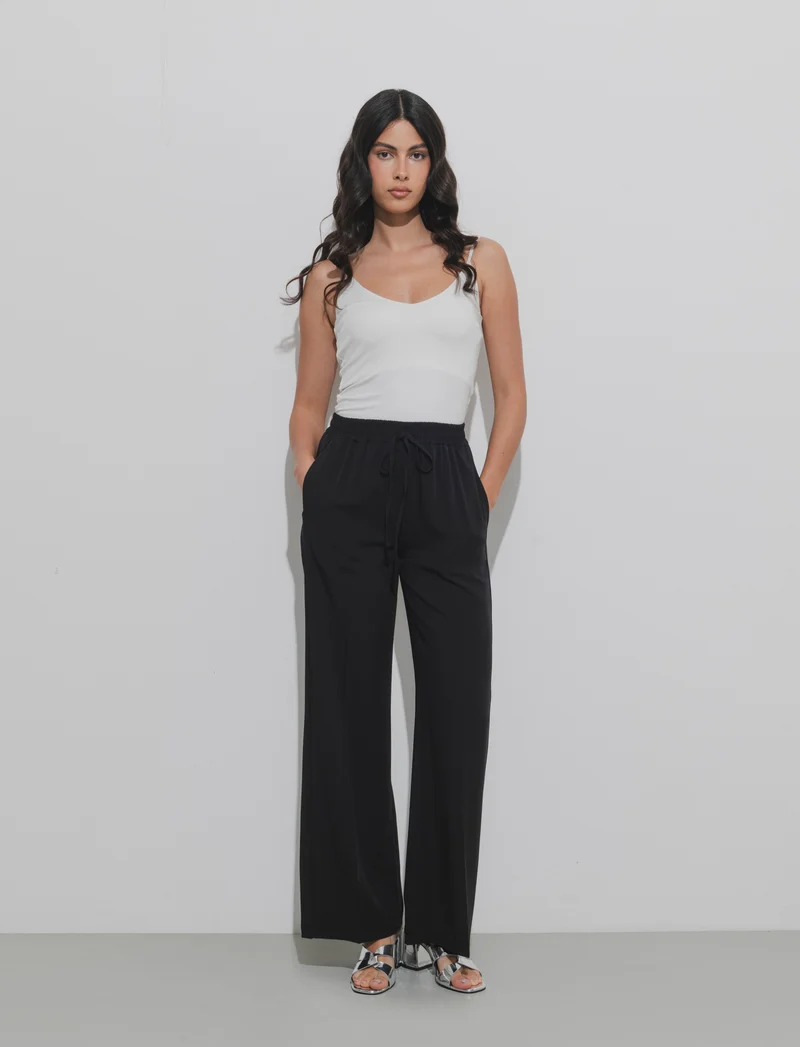 Pantalone palazzo con vita elasticizzata e coulisse regolabile. - Nero