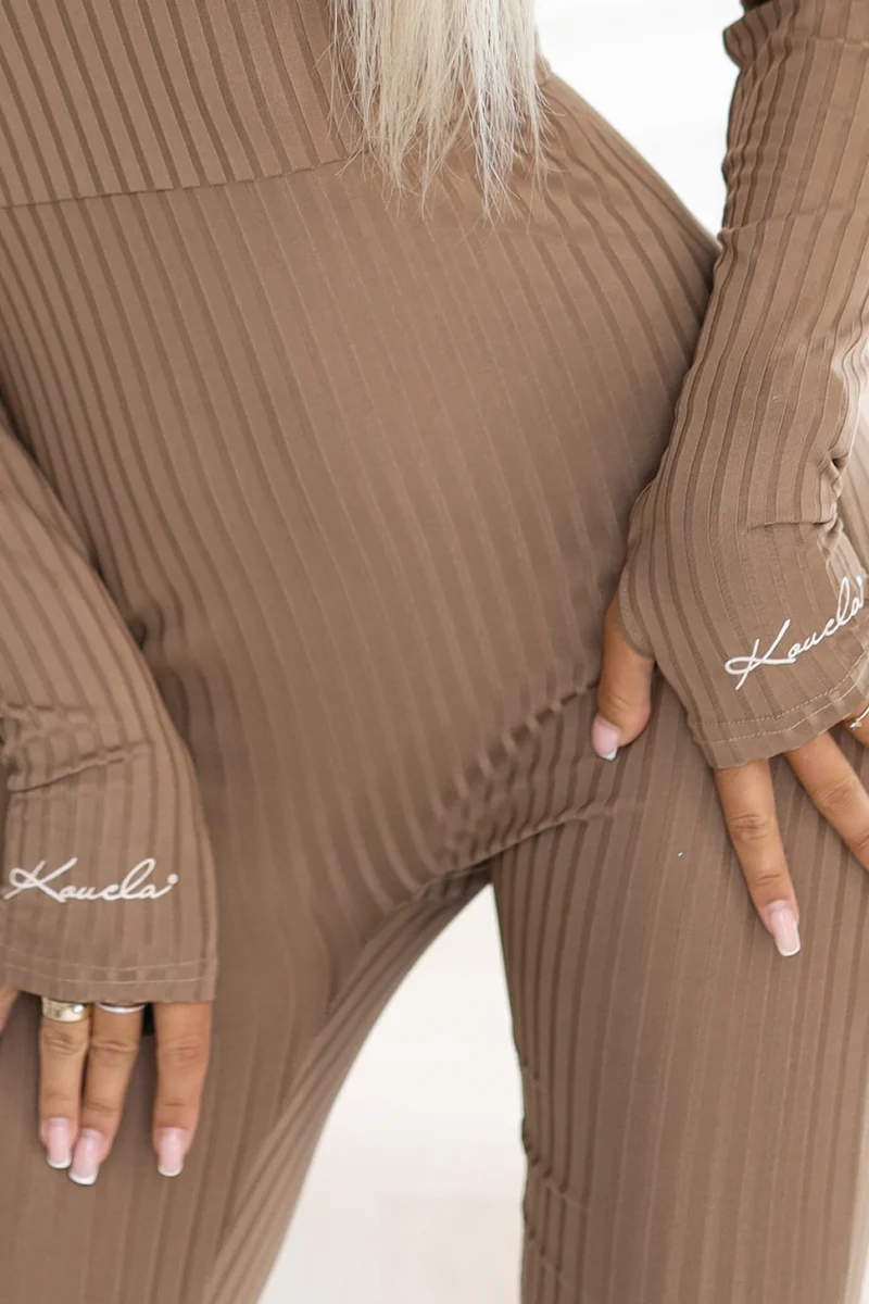Jumpsuit in Braun aus Rippstrick mit V-Ausschnitt