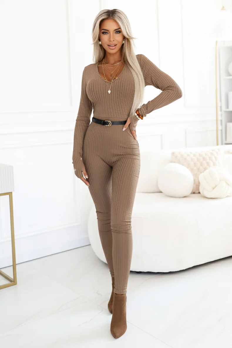 Jumpsuit in Braun aus Rippstrick mit V-Ausschnitt