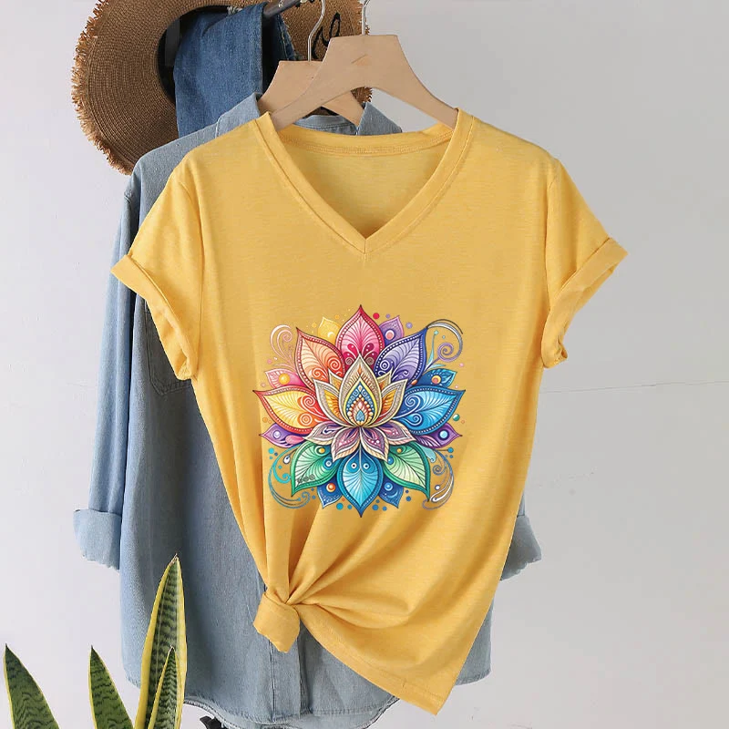 Olivenorma Damen-T-Shirt mit lebendigem Regenbogen-Mandala-Lotus-Boho-Grafikmuster und V-Ausschnitt