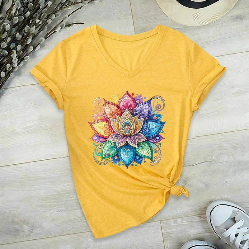 Olivenorma Damen-T-Shirt mit lebendigem Regenbogen-Mandala-Lotus-Boho-Grafikmuster und V-Ausschnitt