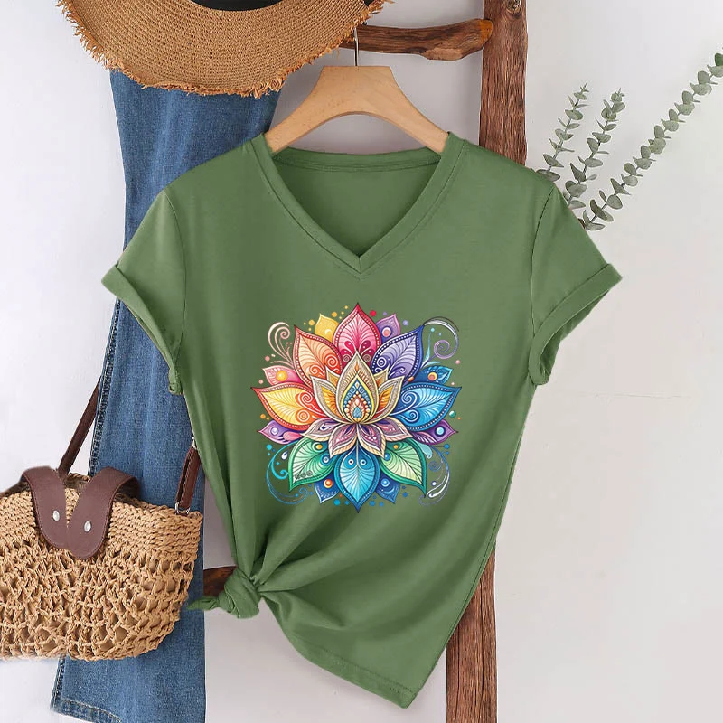 Olivenorma Damen-T-Shirt mit lebendigem Regenbogen-Mandala-Lotus-Boho-Grafikmuster und V-Ausschnitt