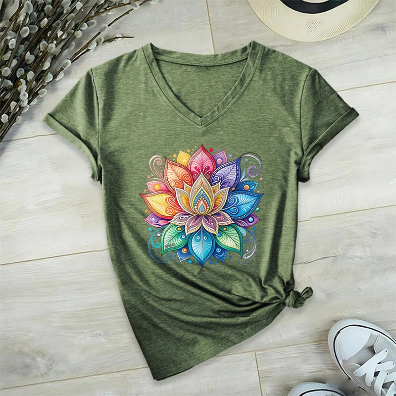 Olivenorma Damen-T-Shirt mit lebendigem Regenbogen-Mandala-Lotus-Boho-Grafikmuster und V-Ausschnitt