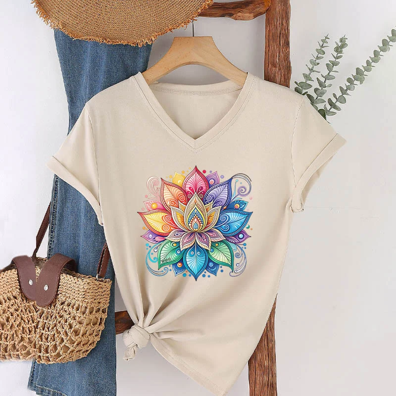 Olivenorma Damen-T-Shirt mit lebendigem Regenbogen-Mandala-Lotus-Boho-Grafikmuster und V-Ausschnitt