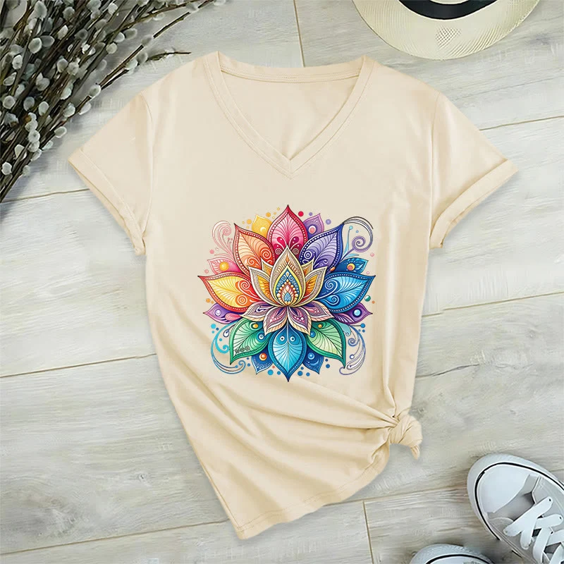 Olivenorma Damen-T-Shirt mit lebendigem Regenbogen-Mandala-Lotus-Boho-Grafikmuster und V-Ausschnitt