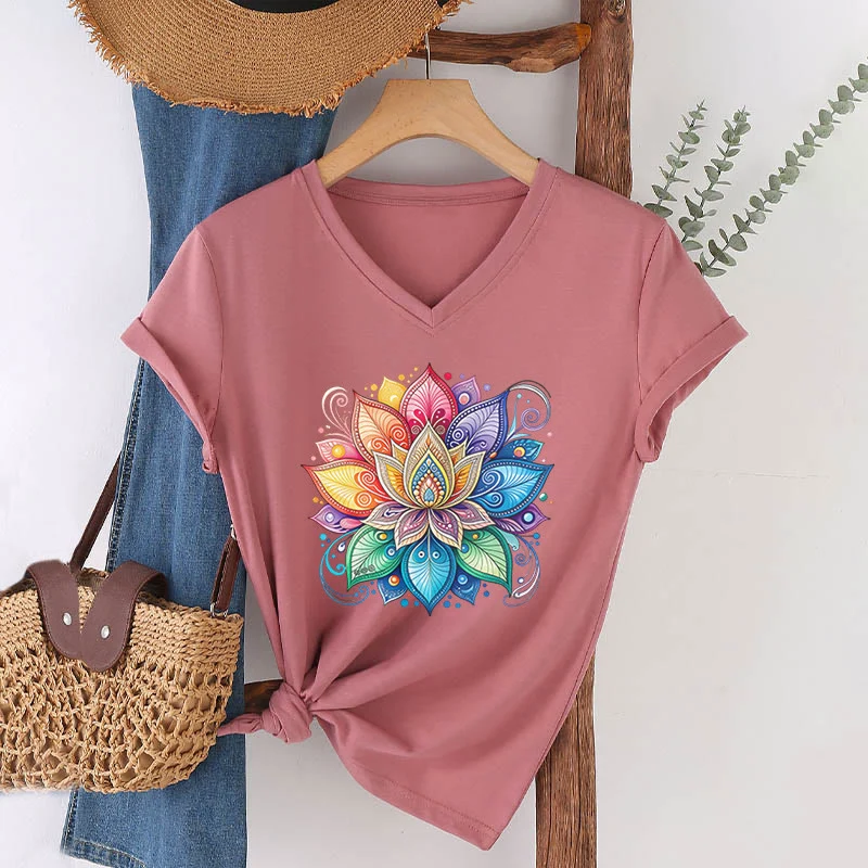 Olivenorma Damen-T-Shirt mit lebendigem Regenbogen-Mandala-Lotus-Boho-Grafikmuster und V-Ausschnitt