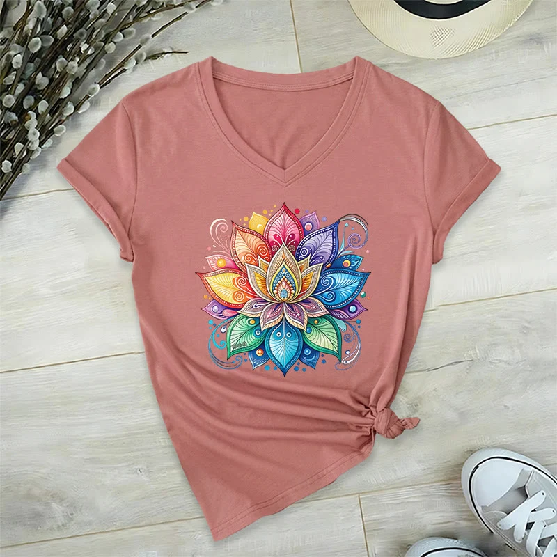 Olivenorma Damen-T-Shirt mit lebendigem Regenbogen-Mandala-Lotus-Boho-Grafikmuster und V-Ausschnitt