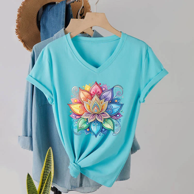 Olivenorma Damen-T-Shirt mit lebendigem Regenbogen-Mandala-Lotus-Boho-Grafikmuster und V-Ausschnitt