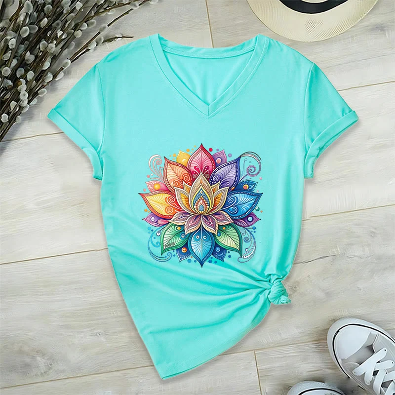 Olivenorma Damen-T-Shirt mit lebendigem Regenbogen-Mandala-Lotus-Boho-Grafikmuster und V-Ausschnitt