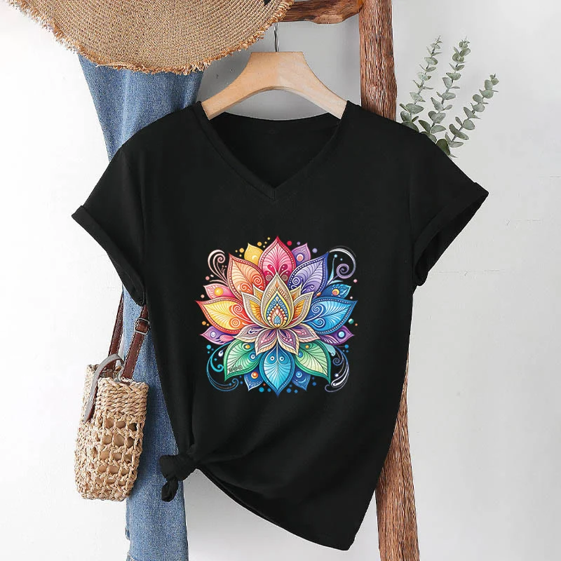 Olivenorma Damen-T-Shirt mit lebendigem Regenbogen-Mandala-Lotus-Boho-Grafikmuster und V-Ausschnitt