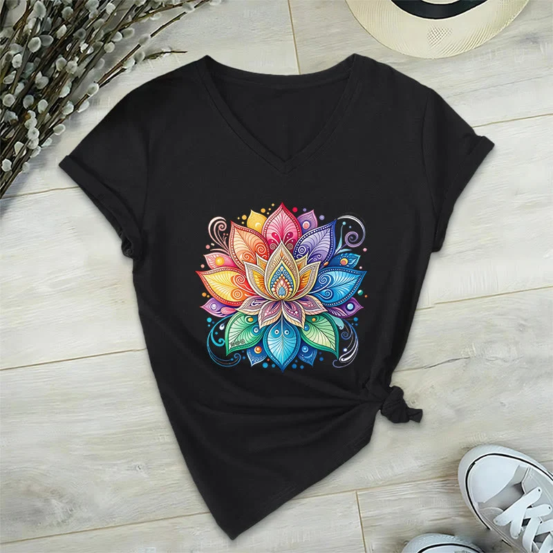 Olivenorma Damen-T-Shirt mit lebendigem Regenbogen-Mandala-Lotus-Boho-Grafikmuster und V-Ausschnitt