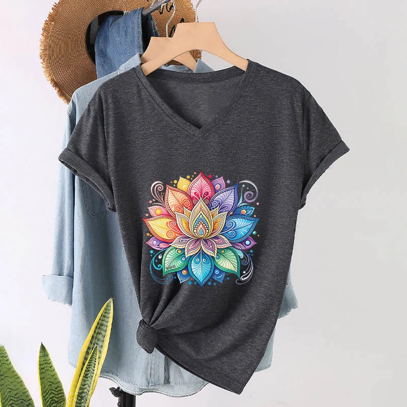 Olivenorma Damen-T-Shirt mit lebendigem Regenbogen-Mandala-Lotus-Boho-Grafikmuster und V-Ausschnitt