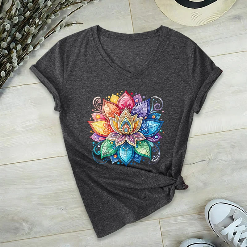 Olivenorma Damen-T-Shirt mit lebendigem Regenbogen-Mandala-Lotus-Boho-Grafikmuster und V-Ausschnitt