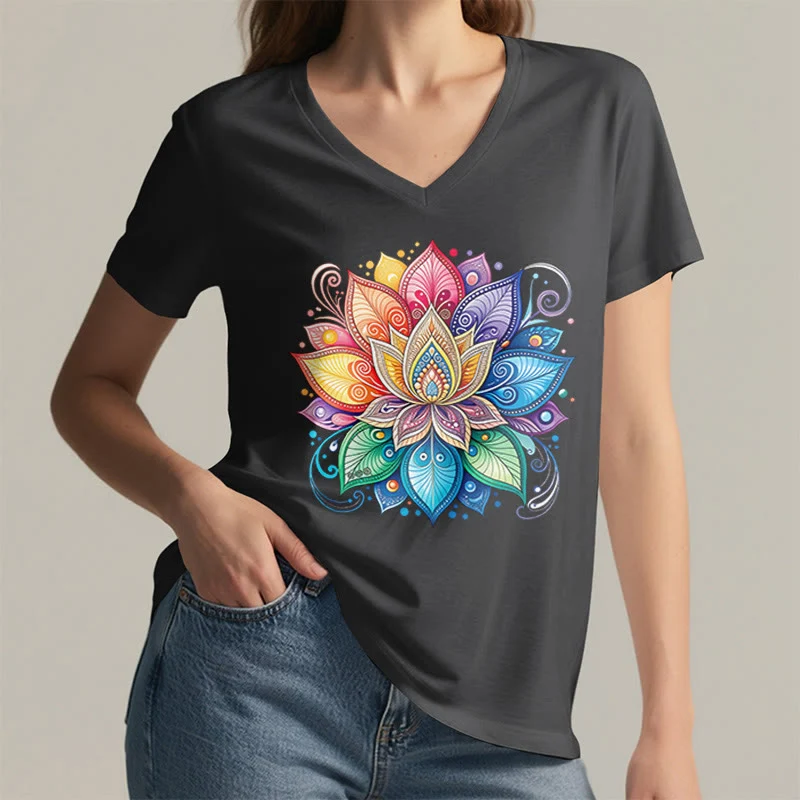 Olivenorma Damen-T-Shirt mit lebendigem Regenbogen-Mandala-Lotus-Boho-Grafikmuster und V-Ausschnitt