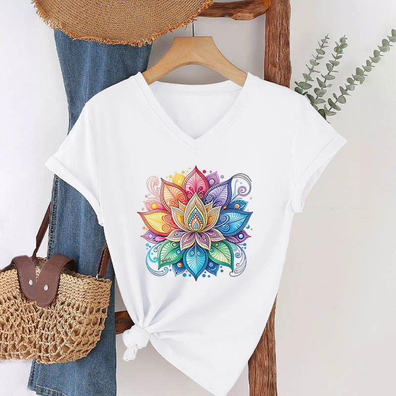 Olivenorma Damen-T-Shirt mit lebendigem Regenbogen-Mandala-Lotus-Boho-Grafikmuster und V-Ausschnitt