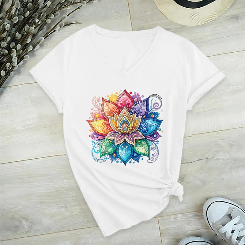 Olivenorma Damen-T-Shirt mit lebendigem Regenbogen-Mandala-Lotus-Boho-Grafikmuster und V-Ausschnitt