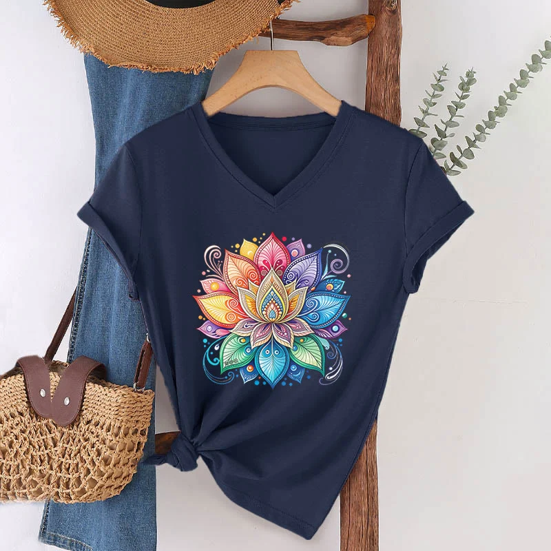 Olivenorma Damen-T-Shirt mit lebendigem Regenbogen-Mandala-Lotus-Boho-Grafikmuster und V-Ausschnitt