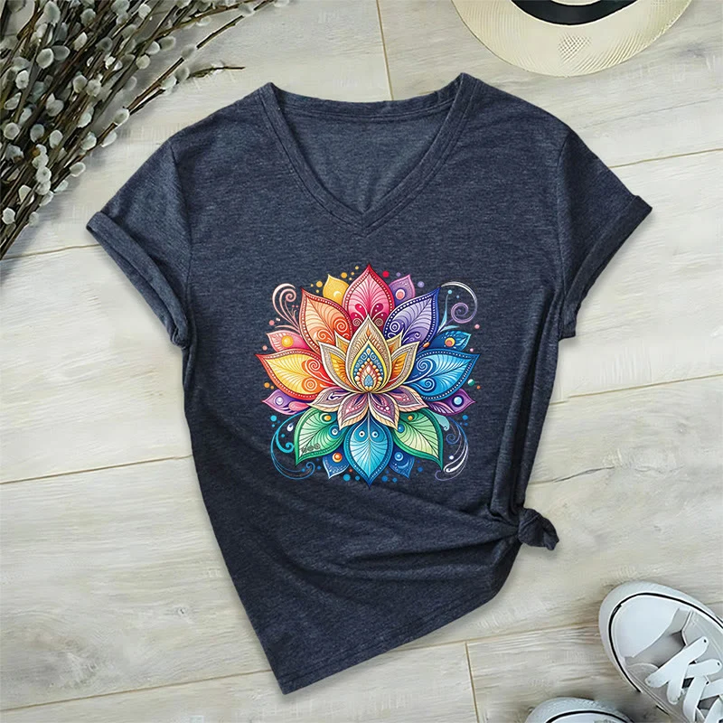 Olivenorma Damen-T-Shirt mit lebendigem Regenbogen-Mandala-Lotus-Boho-Grafikmuster und V-Ausschnitt