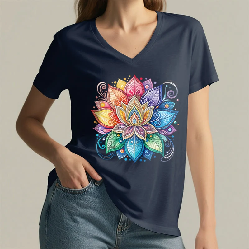 Olivenorma Damen-T-Shirt mit lebendigem Regenbogen-Mandala-Lotus-Boho-Grafikmuster und V-Ausschnitt