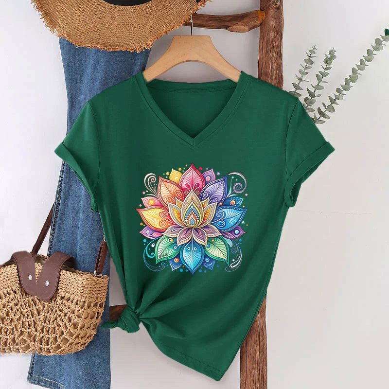 Olivenorma Damen-T-Shirt mit lebendigem Regenbogen-Mandala-Lotus-Boho-Grafikmuster und V-Ausschnitt