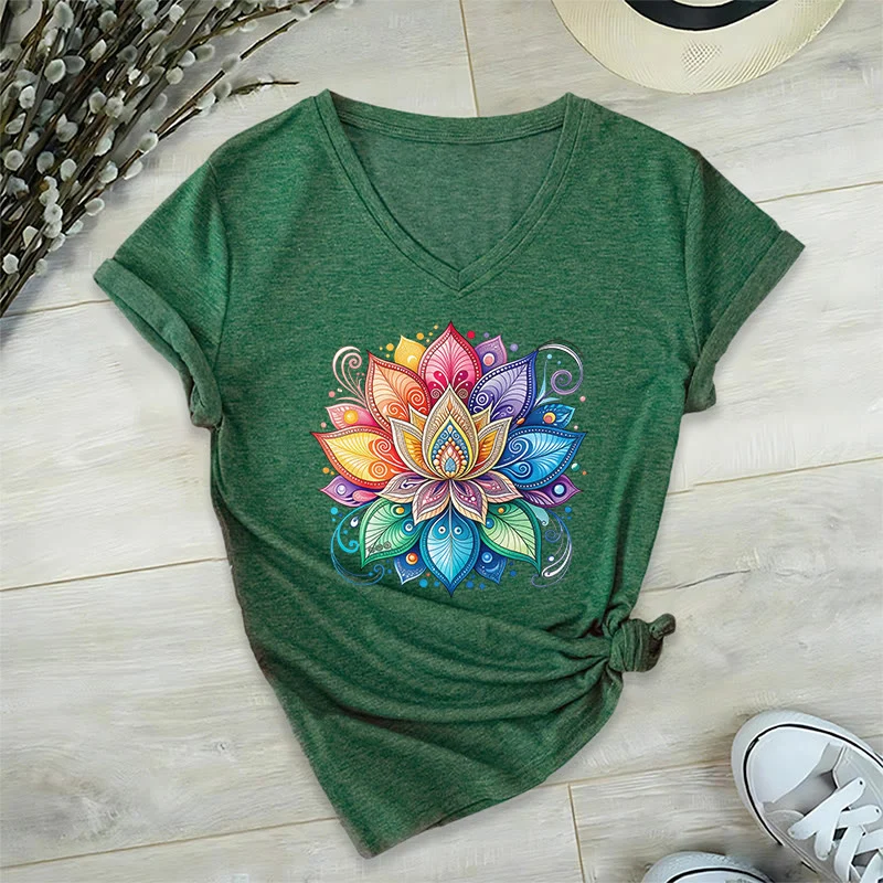 Olivenorma Damen-T-Shirt mit lebendigem Regenbogen-Mandala-Lotus-Boho-Grafikmuster und V-Ausschnitt