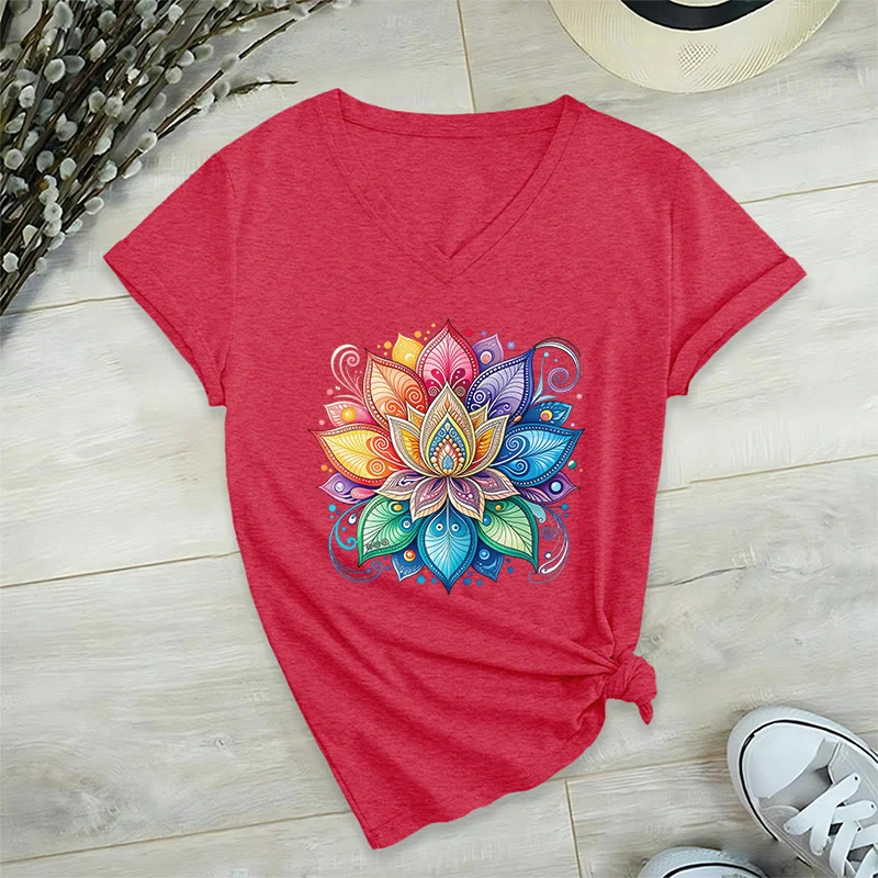 Olivenorma Damen-T-Shirt mit lebendigem Regenbogen-Mandala-Lotus-Boho-Grafikmuster und V-Ausschnitt